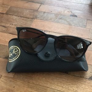 RAY BAN:  STYLE RB4171 ERIKA  Black